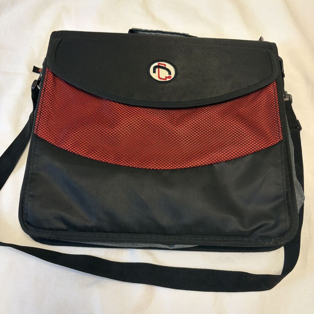 Case it 2-in-1 Zipper Binder, Red/Black, 2 D-Rings, pen pouch., shoulder strap
